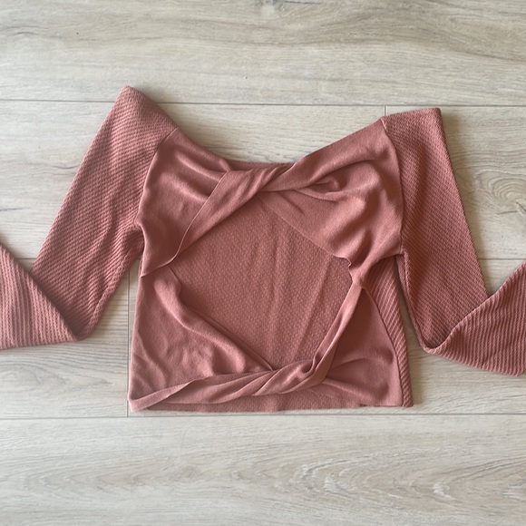 Cult Gaia crop long sleeve top with open twist back - Picture 3 of 4